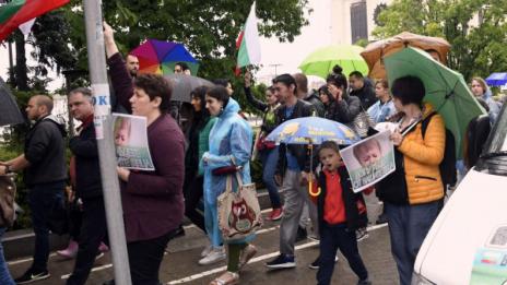 Родители на протест: Долу ръцете от нашите деца!