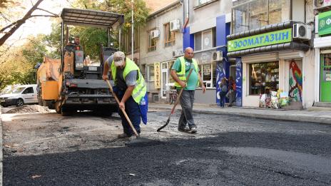 Продължават ремонтите в малките улички във Варна