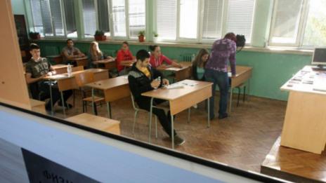 Зрелостници се явяват на матура по желание утре