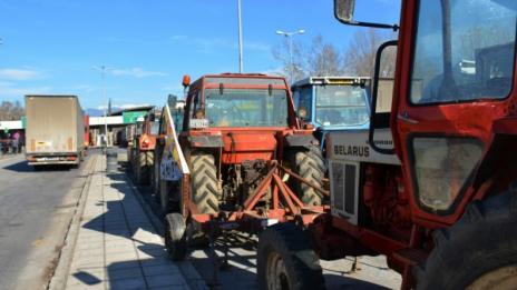 Фермерите в Гърция засилват блокадата