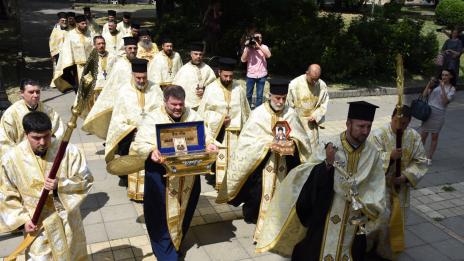 Варна посрещна мощи на двама светци