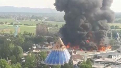 Огромен пожар в Европа парк в Германия