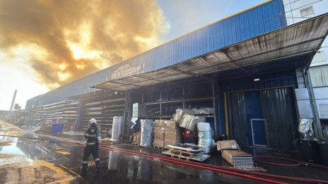 Огромен пожар лумна в склад за пластмасови изделия в Букурещ