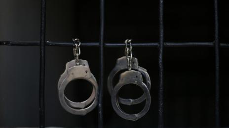 Спипах мъж, докато продавал марихуана между етажите