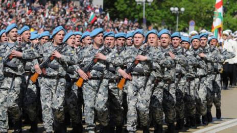4 000 свободни места в и без това скромната ни армия