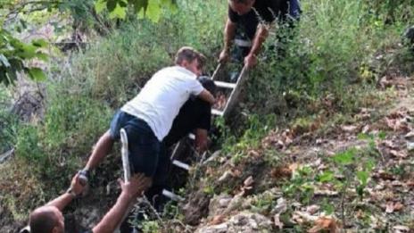 13-годишен пропадна в пропаст, пожарникари го измъкнаха