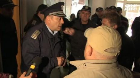 Екшън в Русе: Бунт в блок заради опис на имоти 