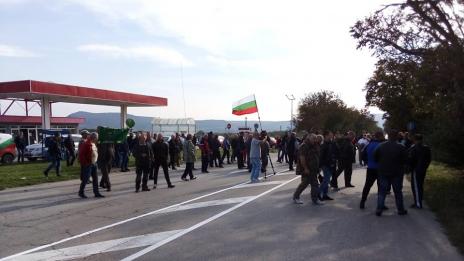 Протест край с. Тутраканци затвори главен път