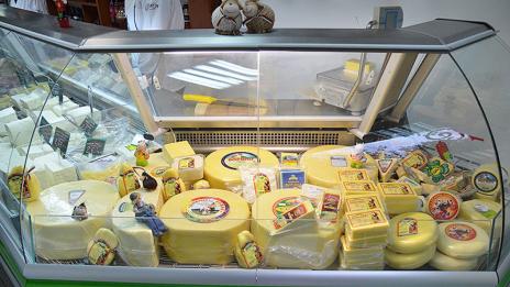 Отделят млечните продукти на различен щанд от имитиращите