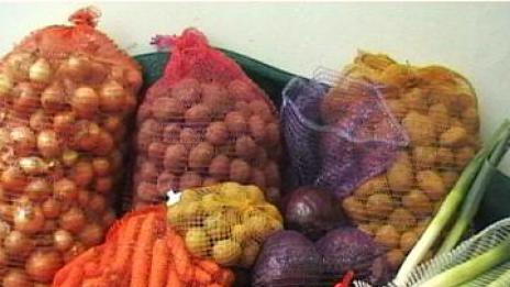 Ядем френски картофи, полски лук и румънска ряпа