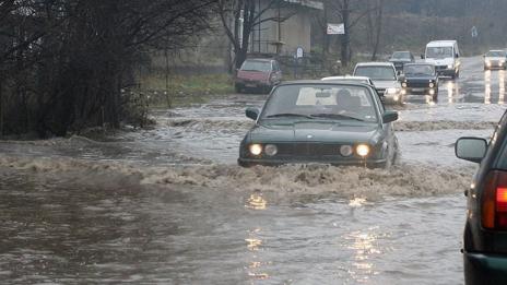 Голямо количество вода приижда към дуловско село