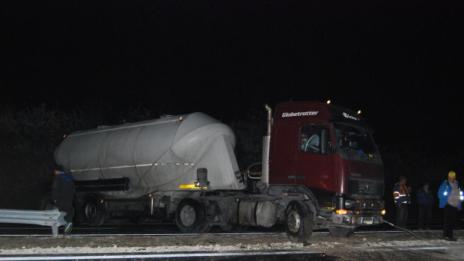 Товарен автомобил се обърна на магистралата край Шумен