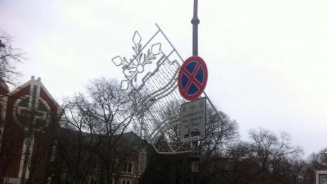Вятърът събори и коледна украса във Варна (СНИМКИ)
