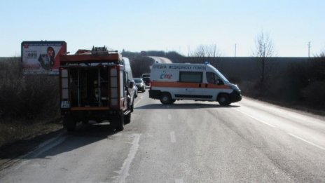Жена изхвърча от колата при катастрофа на пътя Русе-Разград
