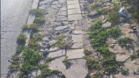 Варненски майки призовават за спешен ремонт на тротоара край детска градина