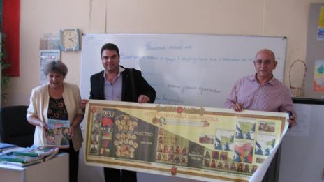 Ревизоро зарадва ученици с исторически помагала