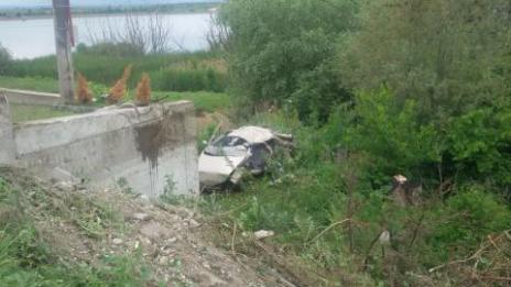 Кола се удари в бетонна стена, 4-ма са в тежко състояние
