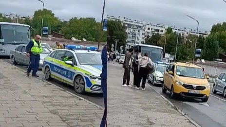Полиция около "Гранд мол" във Варна, граждани на паркинга: От 1 час сме затворени на паркинга