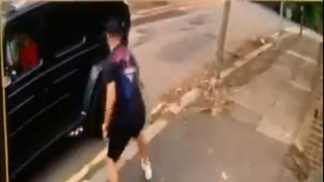 Въоръжени нападнаха колата на  Месут Йозил в Лондон
