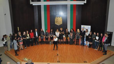 16 учители получиха общински отличия в навечерието на Деня на народните будители