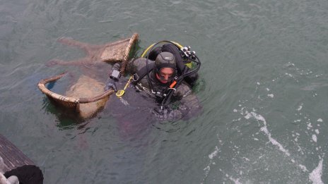 Водолази почистиха дъното край Морската гара във Варна