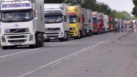 Спират отново движението на тирове по магистралите в час пик