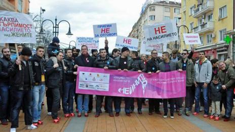 Мъже на токчета се изправят срещу насилието над жени