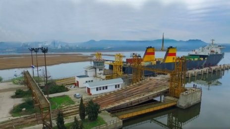 Съдят извратеняк, размахвал си го пред деца, в чакалнята на ферибота в Белослав
