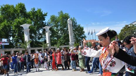 Празнично хоро за деня на българската просвета извиха варненци