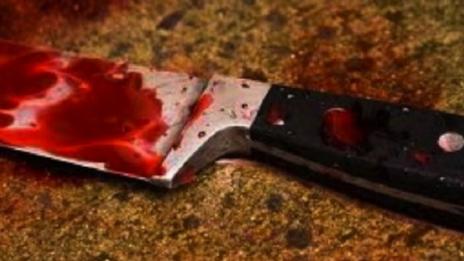 След семейна свада: Жена намушка съпруга си с нож