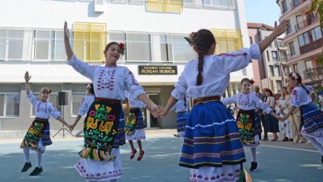 ОУ &bdquo;Йордан Йовков&ldquo; посреща новата учебна година след основен ремонт (СНИМКИ)
