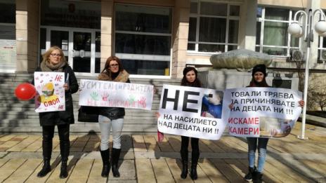 Протест на родители в Добрич с искания за повече сигурност в детските градини и училищата
