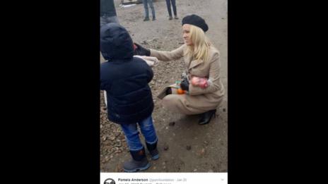 Памела Андерсън на гости при мигрантите в Кале