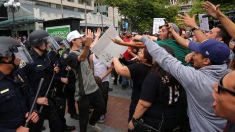 Десетки арестувани на митинг на Тръмп в Сан Диего