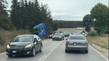 Аварирал зърновоз затруднява движението близо до Варна