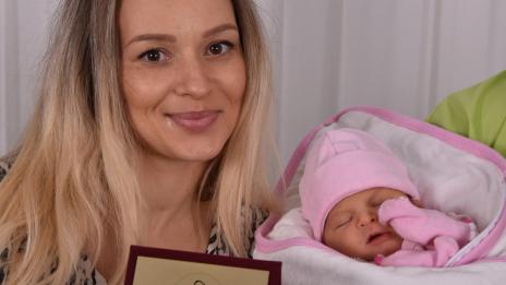 Първото бебе на България за 2021 се прибра у дома