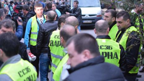 Полицаите зад лекарите: Зависим от вас!