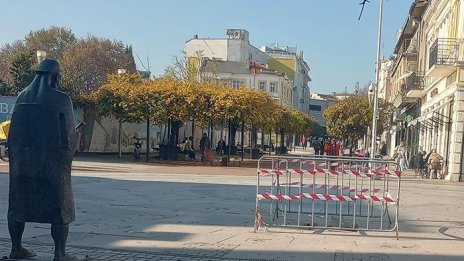 Проблемът с главните пешеходни артерии във Варна продължава: Пропадна част от площад "България“ 