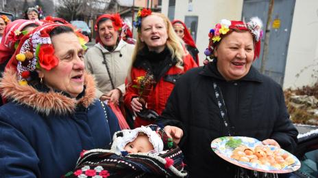 На Бабинден във варненското село Тополи винаги е цветно (СНИМКИ)