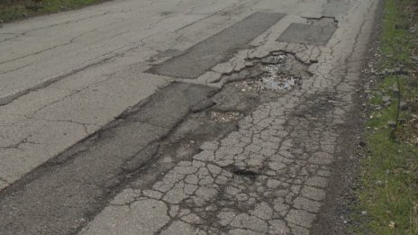 Най-големият общински път в община Аврен е дупка до дупка...