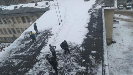 Спасяват медицинска апаратура с лопати
