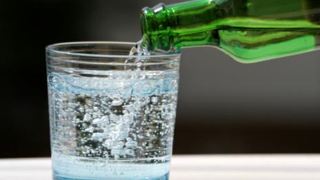 Газираната вода здравословна ли е колкото обикновената?  