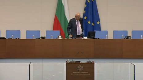 Силви Кирилов прекъсна заседанието на парламента и покани политическите сили на консултации