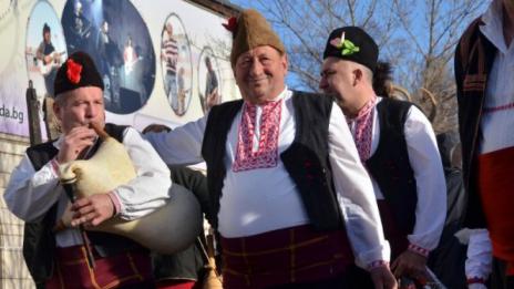 Огньове, мъже в маски, тежки костюми – почва Сурва!
