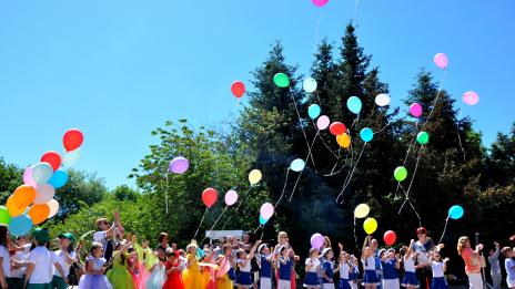 За 1 юни деца пяха и се веселиха в Морската градина