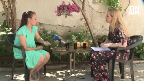 Мима се не спира, бая народ ужилила с "дом под наем на плажа"