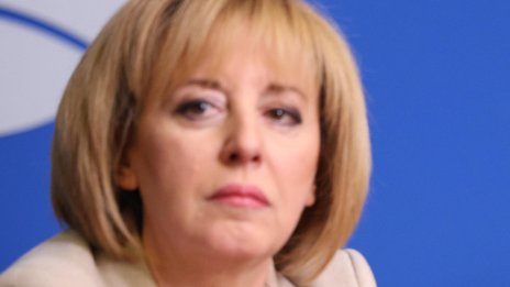 Мая Манолова пое Комисията за защита на потребителите