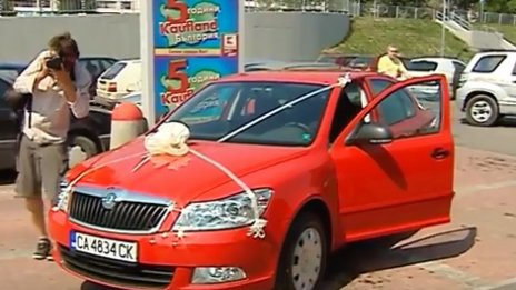 Връчване на награда на веригата магазини Кaufland на клиент от Варна