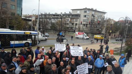 Шофьорите на таксита излязоха на протест и пред община Варна