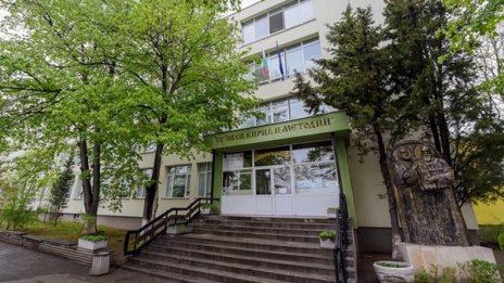 Урокът по математика върви полят с ракия и секс. Арестуваха учител